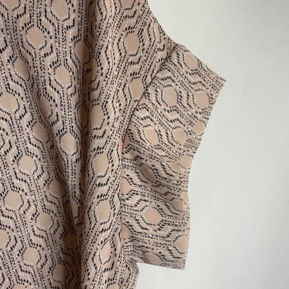 Torrid Geo Print Split Back Georgette Top Size 10 - Picture 6 of 9